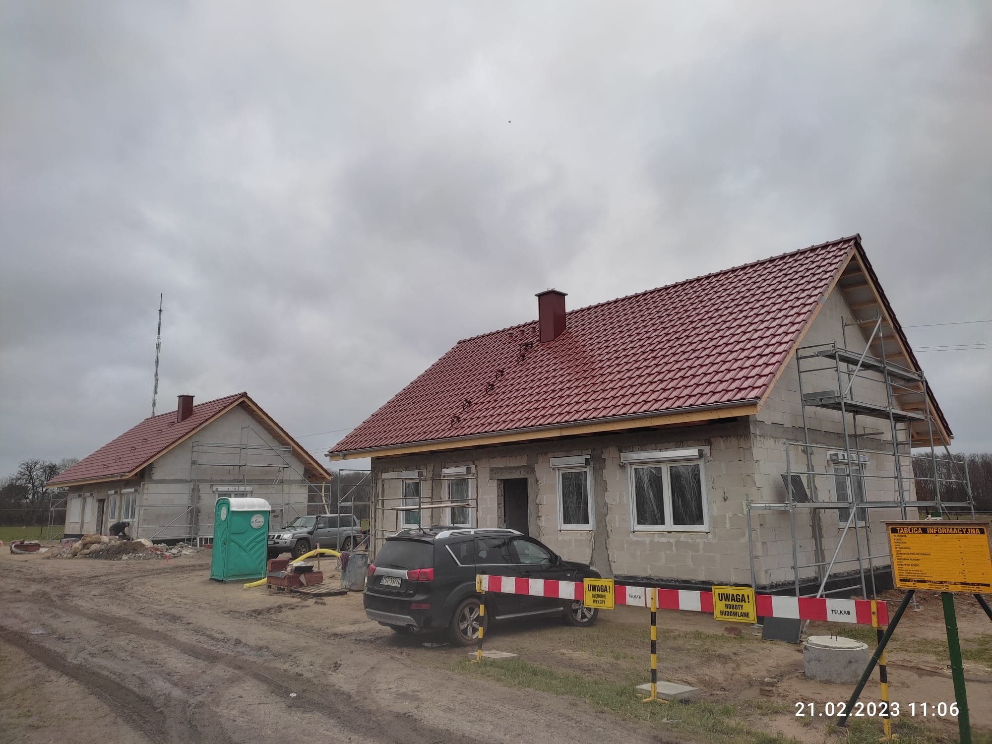 Zdjęcie jednego z domów jednorodzinnych w Kołowie podczas budowy.